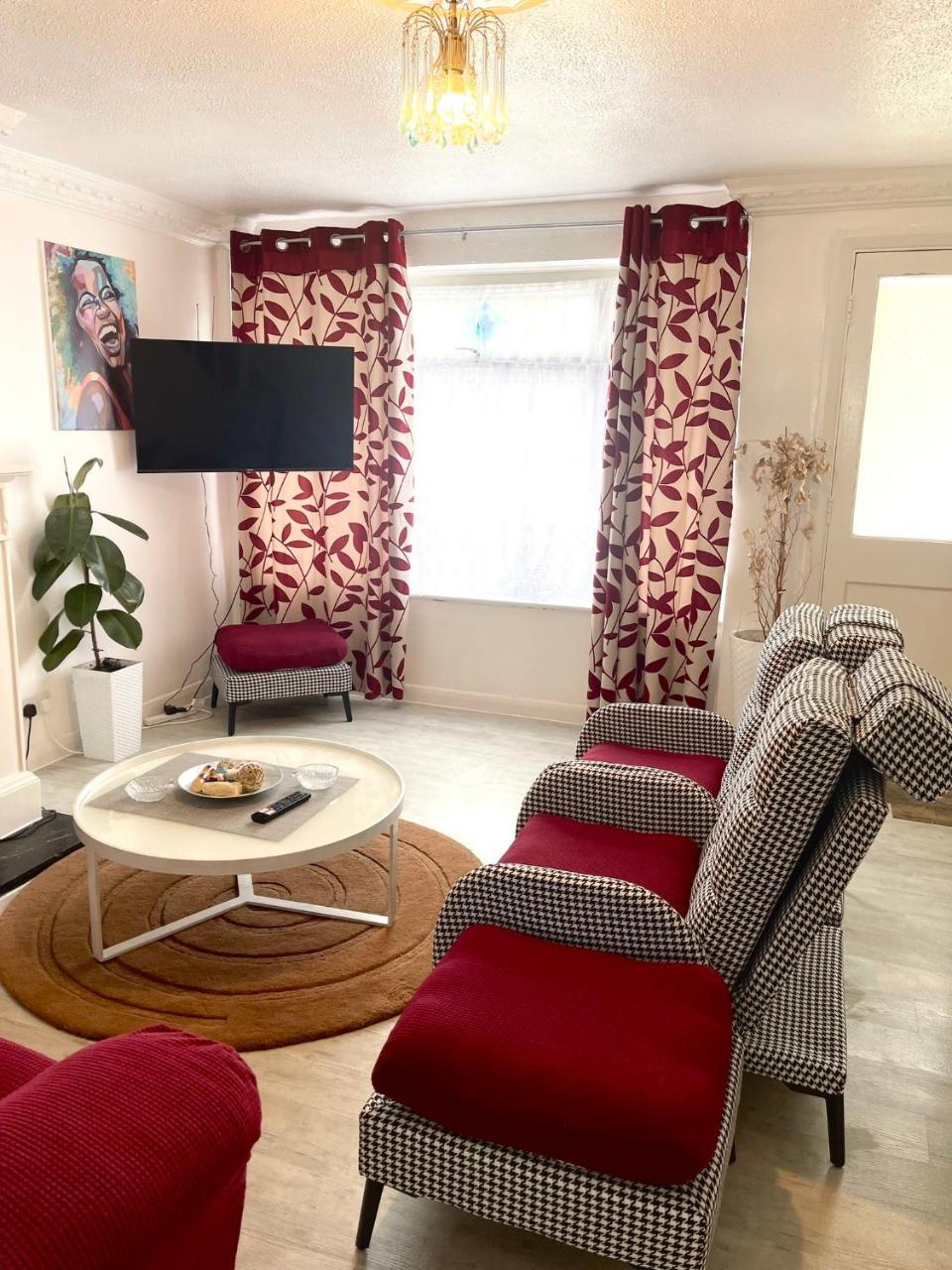 Shepherds House Spacious 4 bedroom — 4-Star Luxury Hotel in Romford, United Kingdom