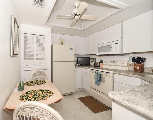 Quiet Beachside Veranda within seconds to the beach pool SV173 — 4-Star Luxury Hotel in Edgewater, United States