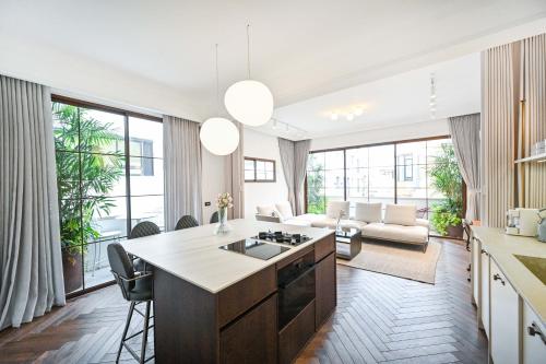 Charming 1BR Dizengoff by HolyGuest — 4-Star Luxury Hotel in Tel Aviv, Israel