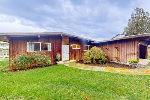 Gathering Together Cabin — 4-Star Luxury Hotel in Gig Harbor, United States