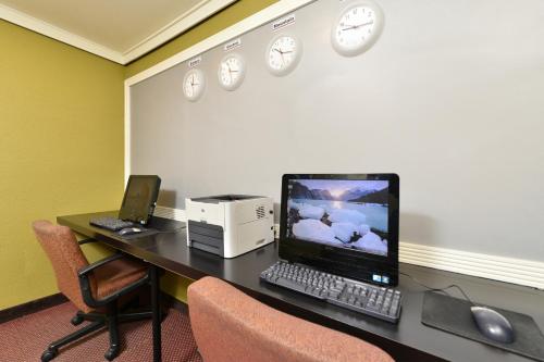 Hawthorn Suites by Wyndham Sacramento - photo 38