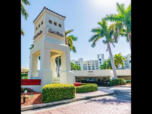 Club Bahia Happiness Comes in ‘Waves’ on Isla del Sol in St. Petersburg, United States