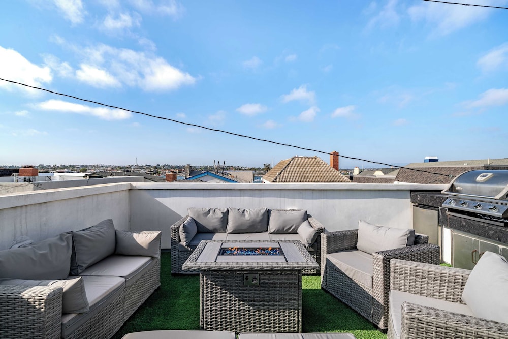 Private Rooftop Steps to the Beach Chic Design Seaside Style by Avantstay in Newport Beach, United States