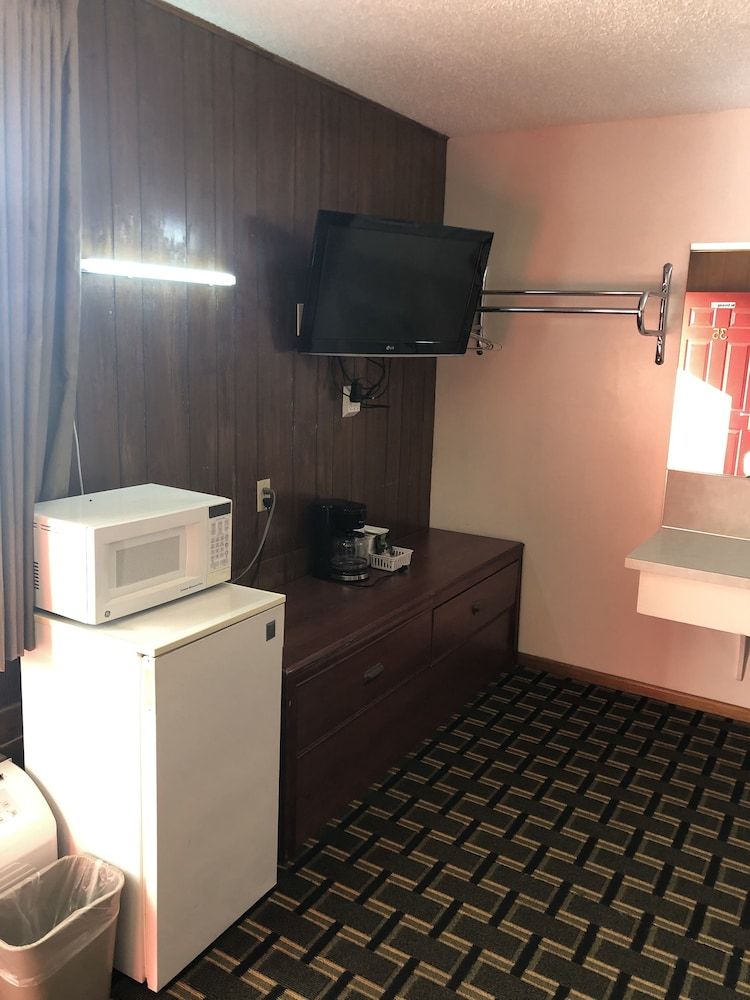 Big 12 Motel Broken Bow NE - photo 17