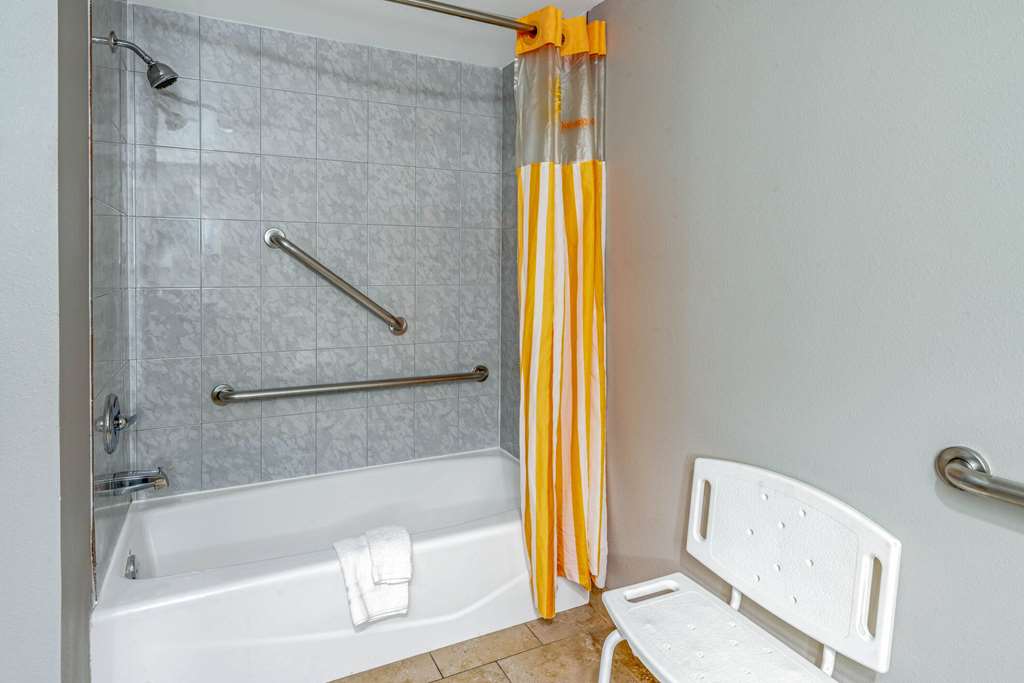 La Quinta Inn & Suites by Wyndham Dallas I 35 Walnut Hill Ln - photo 10