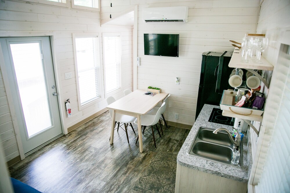 Waterfront Two Bedroom Cabin #15 on the Lake at Long Cove Resort by Redawning - photo 4