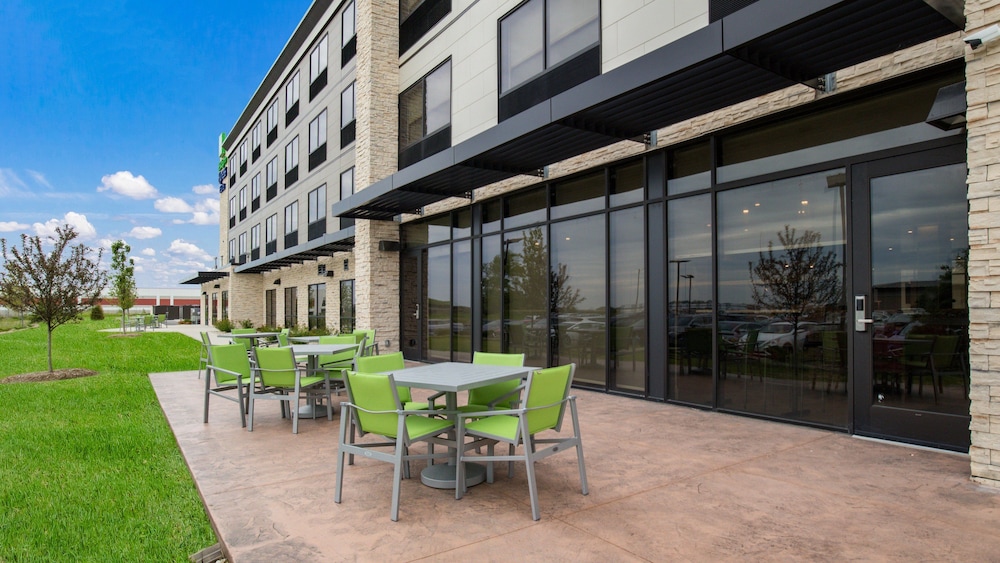 Holiday Inn Express & Suites Racine by IHG - photo 34