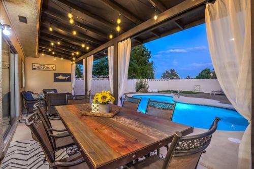Hidden Gem in the Desert Gym Pool Spa Games 4BR — hotel in Spring Valley