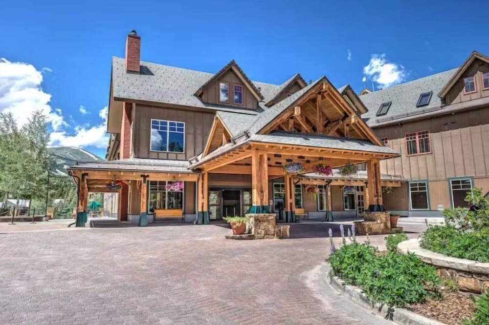 2BR Main St Station Ski In Out Condo All Amenities — 4-Star Luxury Hotel in Breckenridge, United States