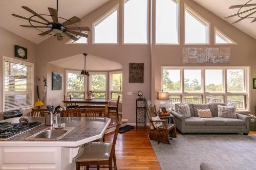 Misty Mountain Hideaway — Blowing Rock — photo 4