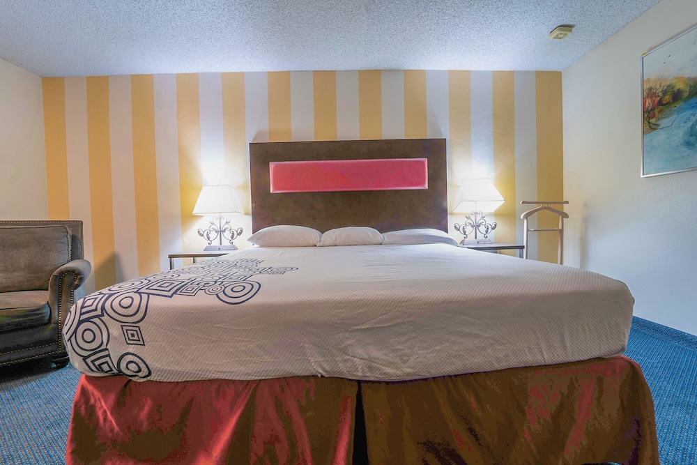Royal Plaza Inn Indio - photo 16
