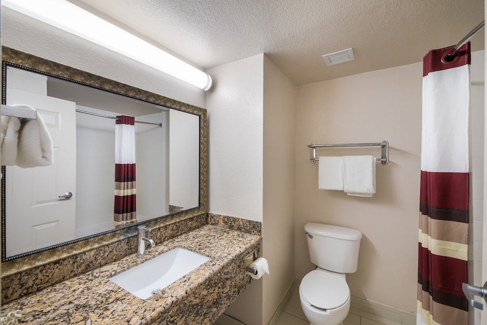 Red Roof Inn & Suites Austin East Manor - photo 16