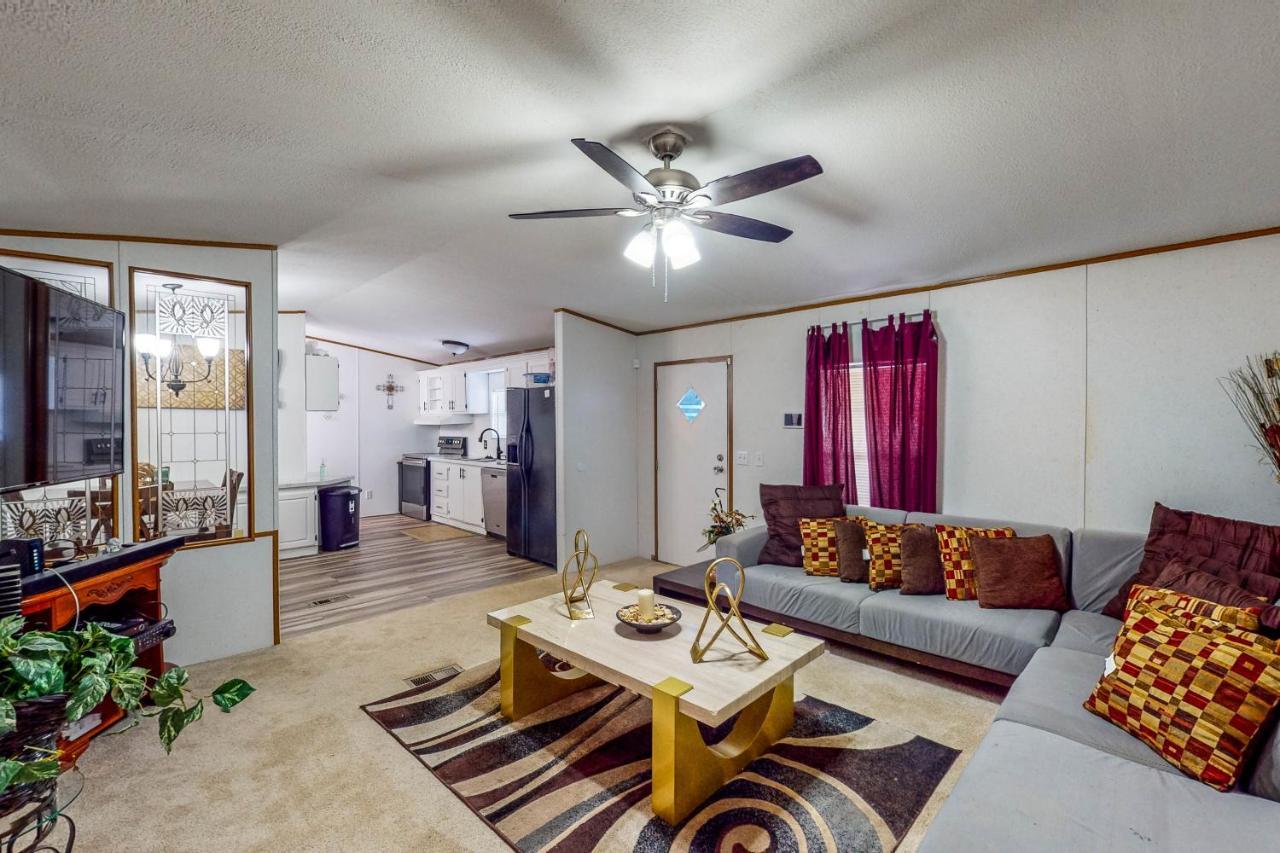 1 Acre Retreat Near National Forest in Oakhurst, United States