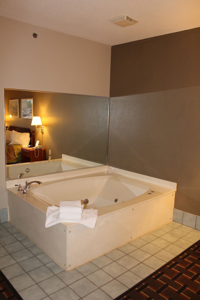 Super 8 by Wyndham Valparaiso - photo 18