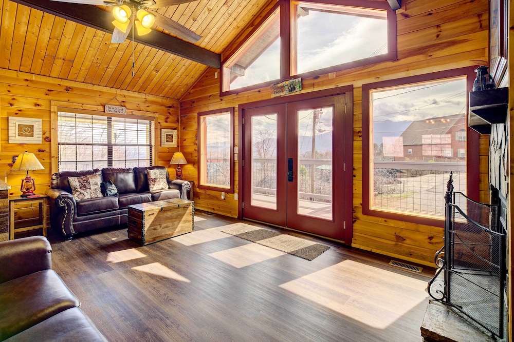 Tennessee Chalet — 4-Star Luxury Hotel in Gatlinburg, United States