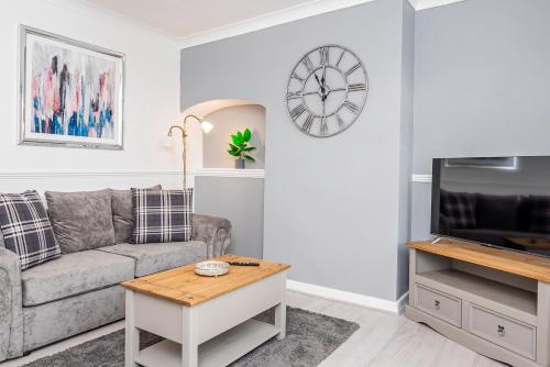 Private immaculate contractor and leisure stay with large driveway in Birmingham, United Kingdom