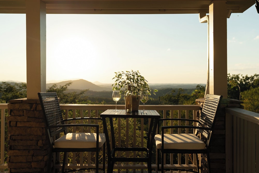 Stylish Home w Hot Tub & Fire Pit — 4-Star Luxury Hotel in Sevierville, United States