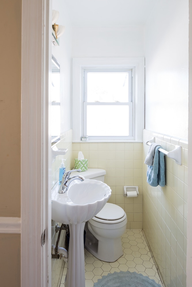 Spacious 6BR 2.5 Bath in Highlands - photo 18