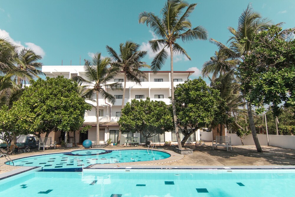 OYO 111 Sea Shine Beach Hotel — hotel in Negombo