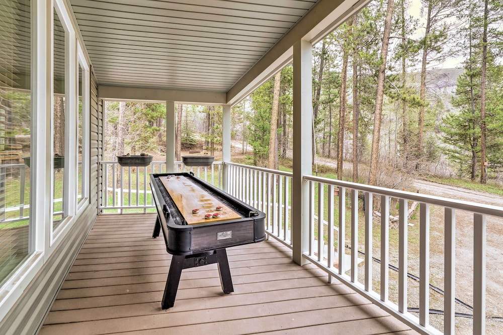 Rustic Escape w Deck Hot Tub & Mountain Views — hotel in Irwin