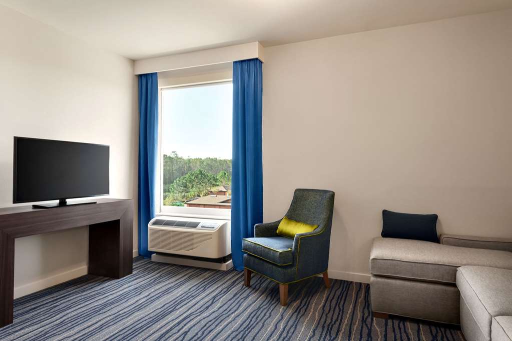 La Quinta Inn & Suites by Wyndham Orlando IDrive Theme Parks - photo 17