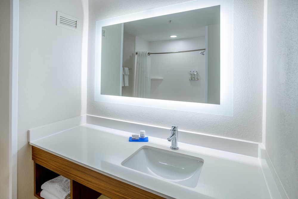 Holiday Inn Express Hotel & Suites Salisbury Delmar by IHG - photo 21