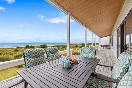 Sunny Seas Papamoa Beachfront Retreat in Tauranga, New Zealand