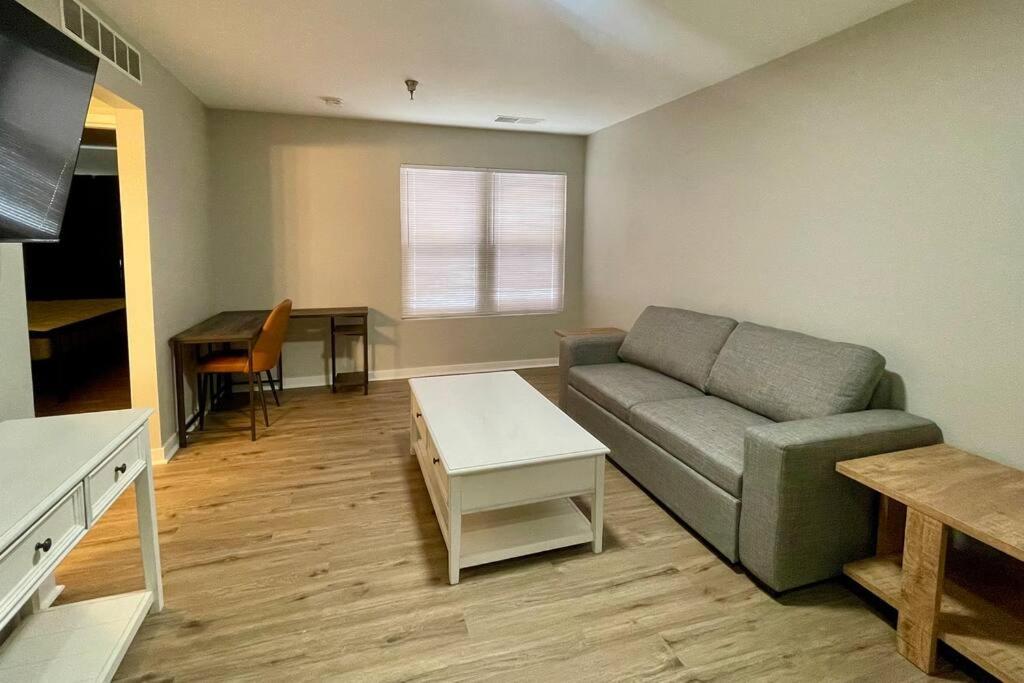 Aksarben Gem WFH corner desk & minutes from I 80 — 4-Star Luxury Hotel in Omaha, United States