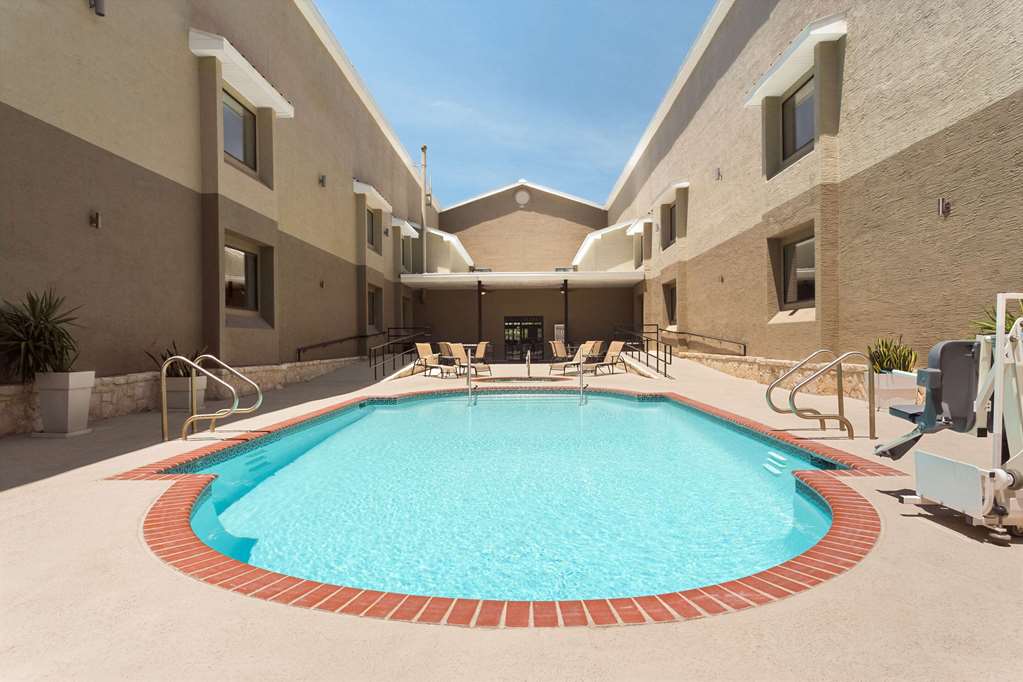 Country Inn & Suites by Radisson San Antonio Lackland AFB SeaWorld Area - photo 12