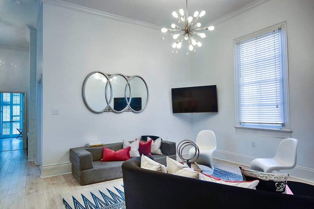 Amazing Modern Property 5 BR Next to French QT & Bourbon — 4-Star Luxury Hotel in New Orleans, United States