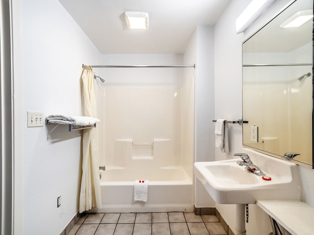 OYO Hotel San Antonio near AT&T Center - photo 25