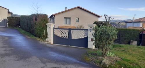 Studio Wifi SdB à l'italienne — hotel in Chauffailles