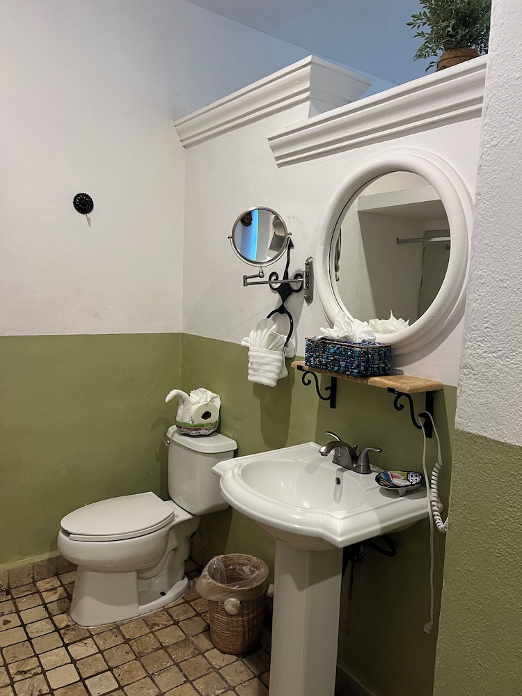El Encanto Inn & Suites