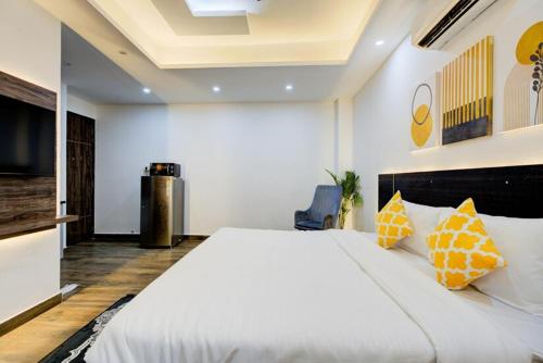 Luxury Studio Apartment with Kitchenette & Private Balcony Gurugram