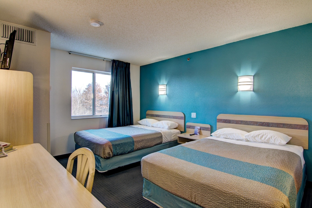Econo Lodge Menomonie - photo 15