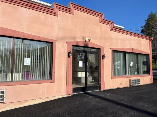 The Warwick Motel And Suites — Warwick