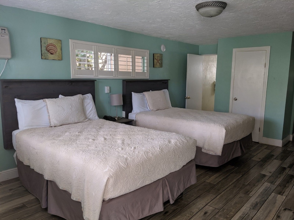 Shoreline Suites & Cabana Cottages - photo 14