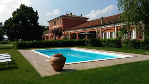 Agriturismo Corte Speranza — 4-Star Luxury Hotel in Guidizzolo, Italy
