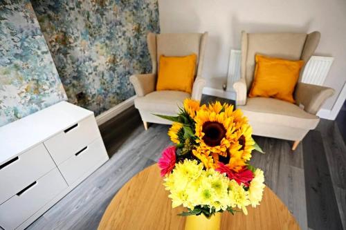 Stylish Village Townhouse w Parking Near Leeds & York