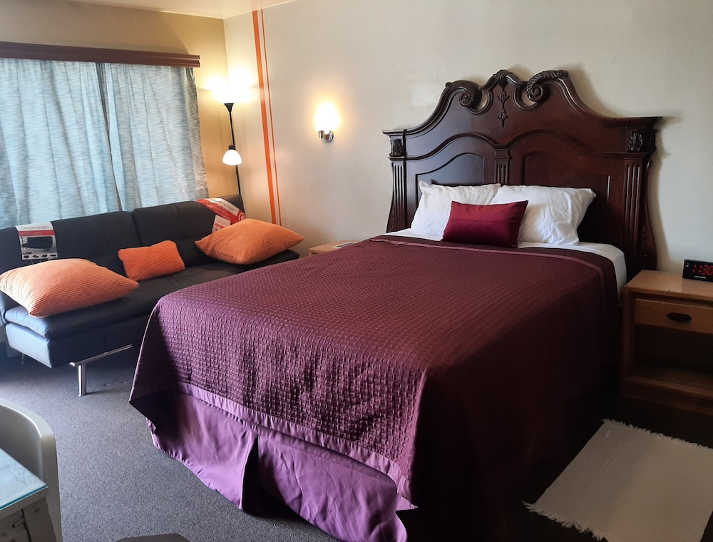 The New Star Motel with Studio Kitchens: 1950s Extended Stay Lodging and Retreat Center - photo 7