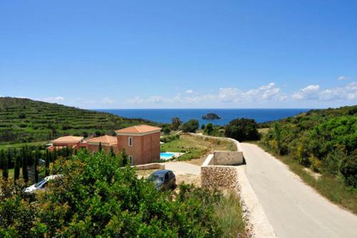 Sunny Villas — 4-Star Luxury Hotel in Valsamata, Greece
