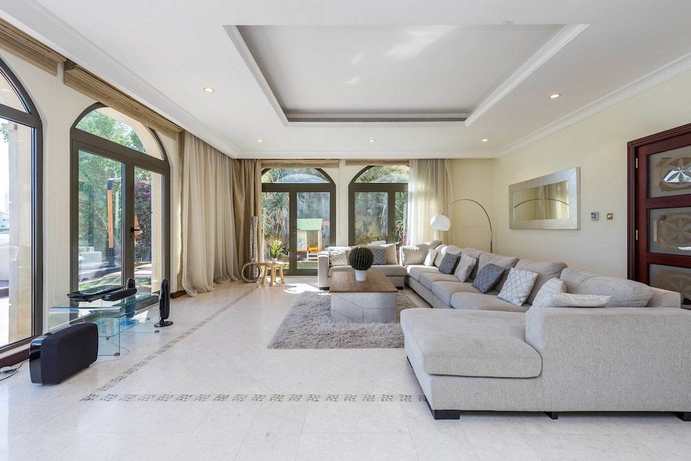 Palm Jumeirah Villa in Frond E by Deluxe Holiday Homes — 4-Star Luxury Hotel in Dubai, United Arab Emirates