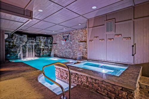 Ace in the Hole: Private Pool Cinema Mini Golf in Sevierville, United States