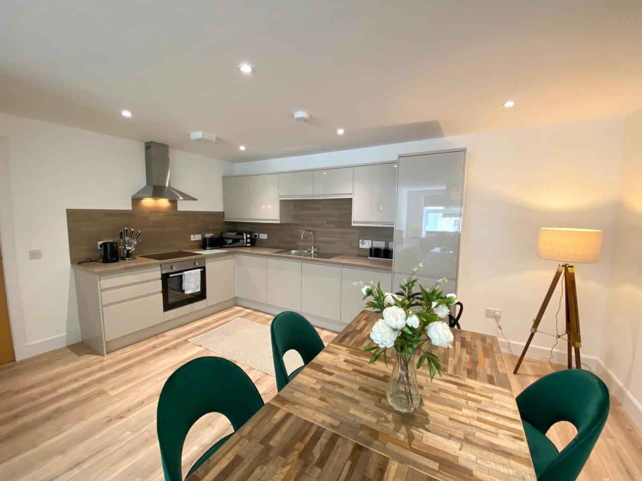 High Street Stylish City Centre Apartment 3 Bed — 4-Star Luxury Hotel in Perth, United Kingdom