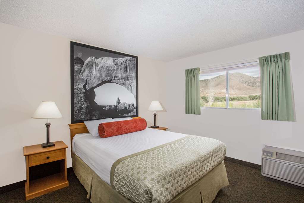 Super 8 by Wyndham Salina Scenic Hills Area - photo 23