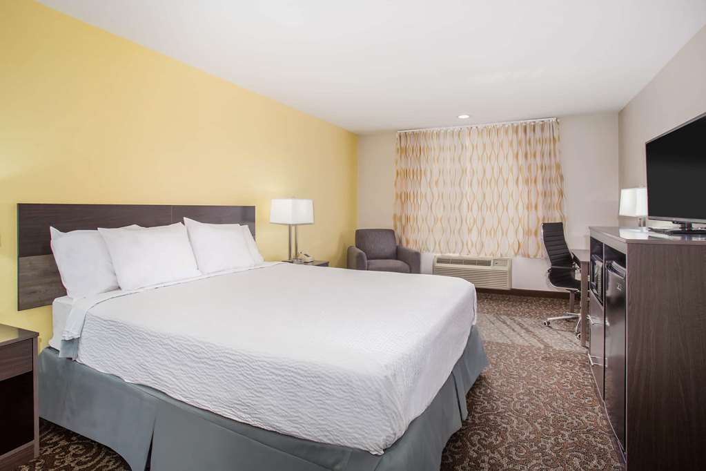 Days Inn by Wyndham Phoenix North - photo 17