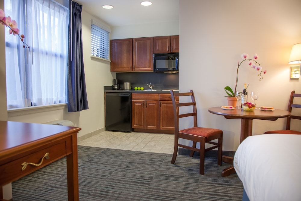 Federal City Inn and Suites - photo 11