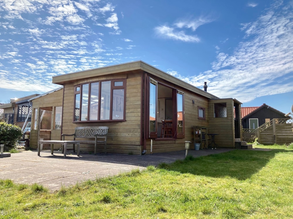 Lakeview 6 pers Holiday home Aurora with fenced garden whirlpool and sauna — 4-Star Luxury Hotel in Dokkum, Netherlands
