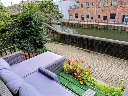 Canal View House 2BR with Garden & Parking — 4-Star Luxury Hotel in London, United Kingdom