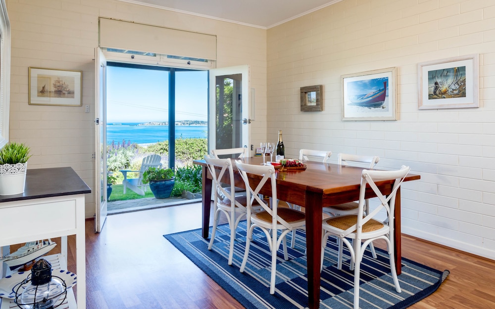 Victor Apartments — 4-Star Luxury Hotel in Mccracken, Australia